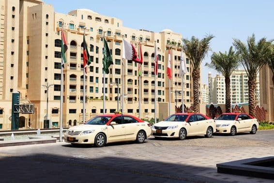 دبئی کی ٹیکسیاں ایک 10 منزلہ رہائشی عمارت کے سامنے۔