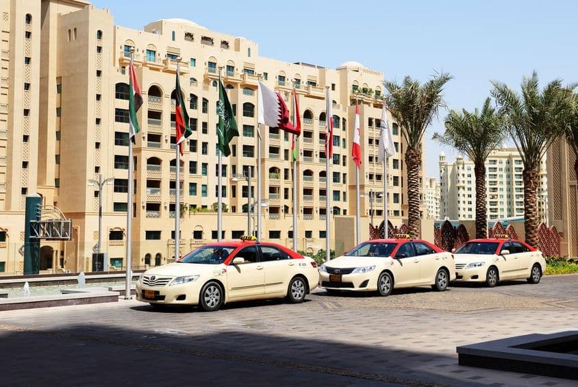 دبئی کی ٹیکسیاں ایک 10 منزلہ رہائشی عمارت کے سامنے۔