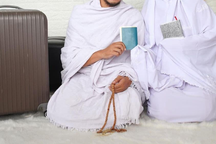 عمرہ کے لئے تیار ایک مسلمان جوڑا۔