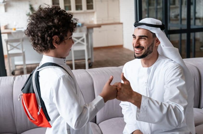 ایک عرب باپ اور بیٹا اسکول کی تیاری کر رہے ہیں۔