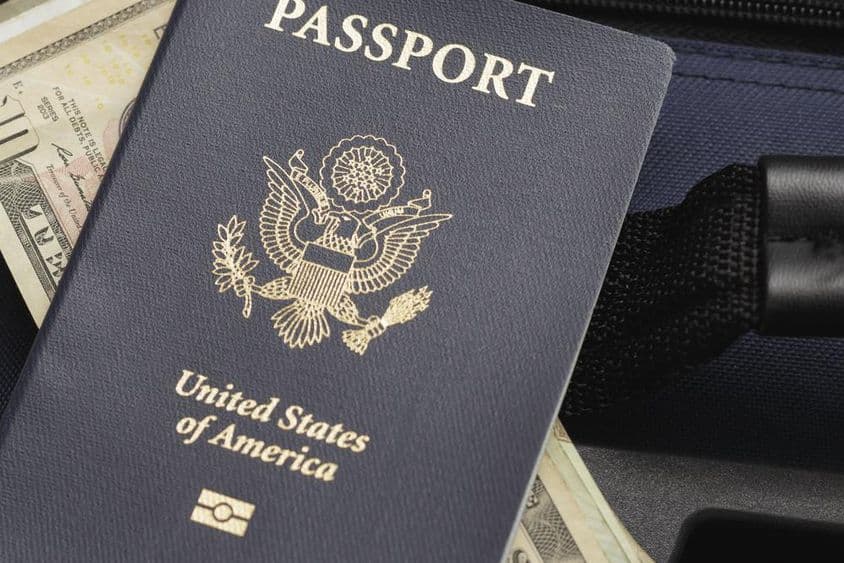 امریکی پاسپورٹ ڈالرز پر آرام کررہا ہے۔