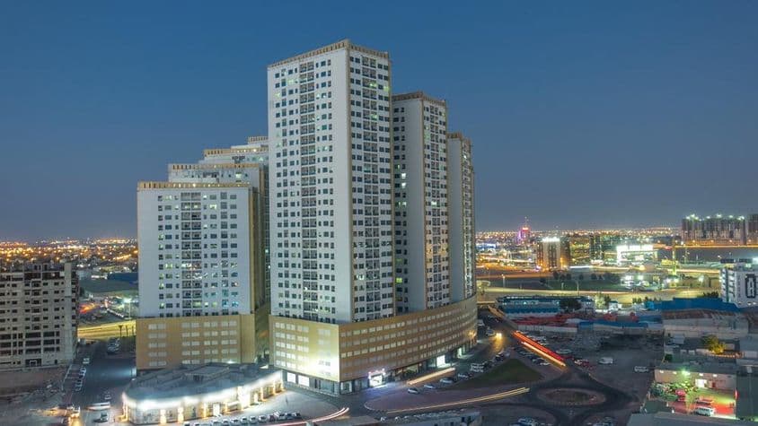 عجمان کا شہر منظر چھتوں اور ٹاوروں کے ساتھ۔