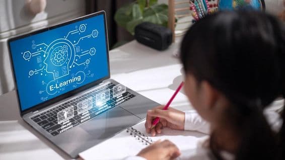 گھر میں تعلیمی مواد پڑھتی ہوئی اسکول کی لڑکی۔