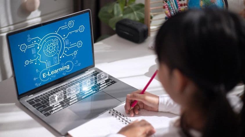 گھر میں تعلیمی مواد پڑھتی ہوئی اسکول کی لڑکی۔