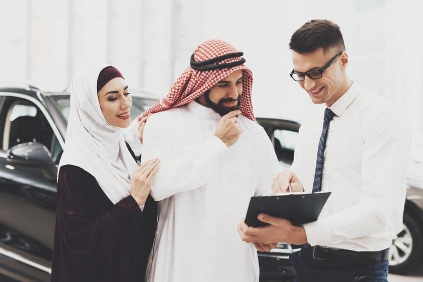 عرب آدمی گاڑی کے دستاویزات پڑھ رہا ہے۔