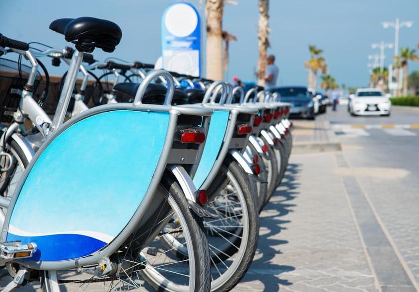 دبئی کے بایسکلیں چھاٹ میں عمدگی سے رکھی ہوئی ہیں۔