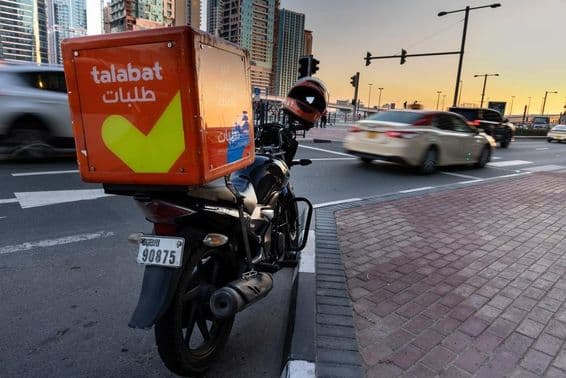 سڑک کنارے کھڑی طالبات کی موٹر بائیک۔