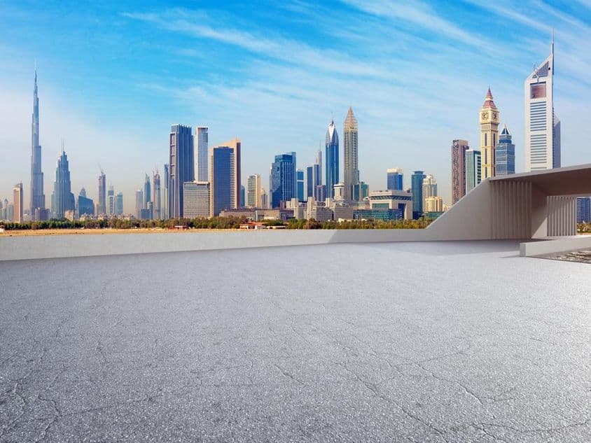 دبئی کے پس منظر میں آسمان چھوتی عمارتیں!