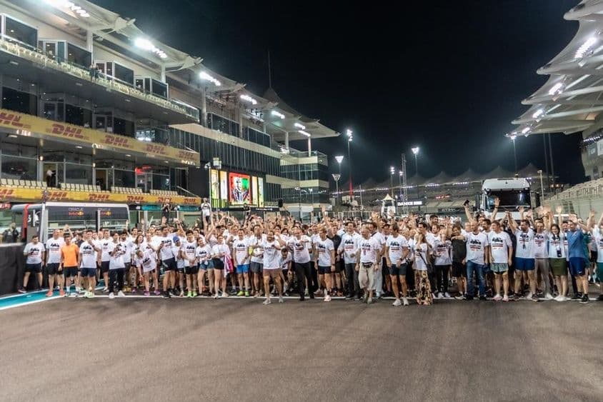 ریس شروع ہونے کے منتظر لوگ۔