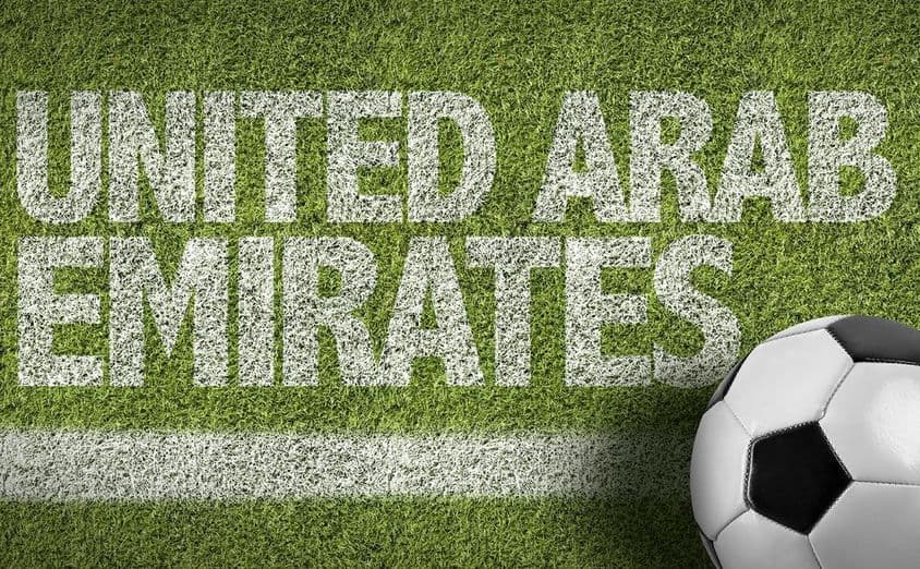 یو اے ای کا عشاریہ فٹ کی سبز زمین پر پینٹ کیا گیا ہے، اور ایک فٹبال
