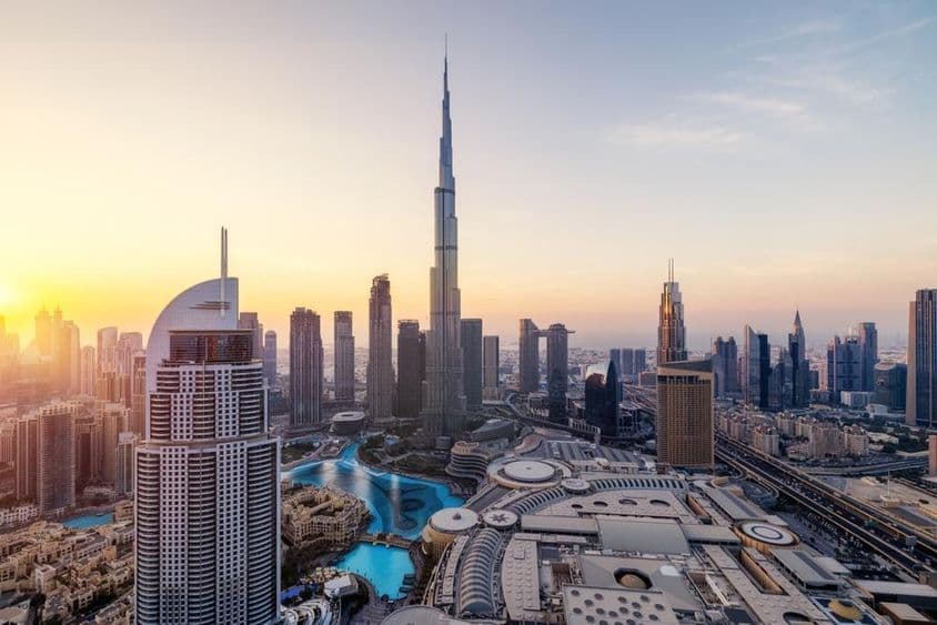 دبئی کا اسکائی لائن جس کے پس منظر میں بلند عمارتیں ہیں۔