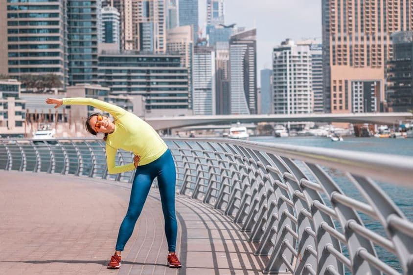 دبئی کی نوجوان لڑکی میریا میں دوڑ کے بعد کھینچتی ہوئی