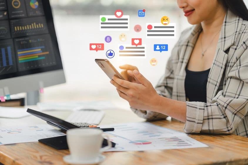 ایک جوان عورت فون پر چیٹنگ کر رہی ہے۔