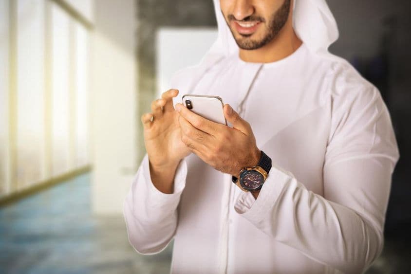عرب آدمی موبائل فون استعمال کر رہا ہے۔