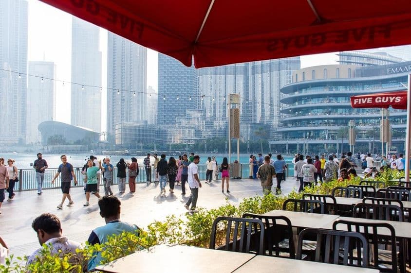 فائیو گائز دبئی، ٹیرس کا منظر۔