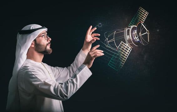 سیٹلائٹ کی پروجیکشن کے سامنے مسلم مرد
