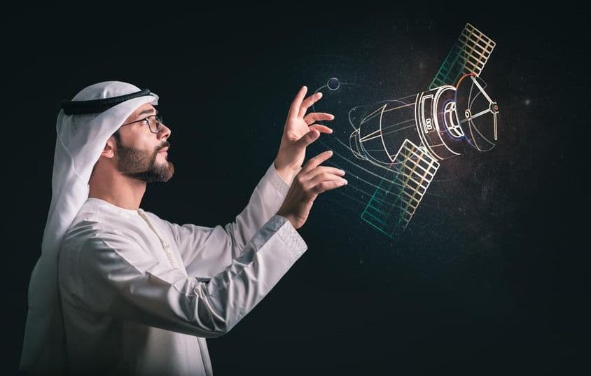 سیٹلائٹ کی پروجیکشن کے سامنے مسلم مرد