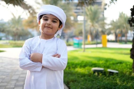 دبئی کے پارک میں خوش و خرم 8 سالہ بچہ۔
