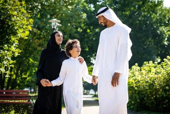 دبئی پارک میں چلتے ہوئے مسلمان خاندان۔