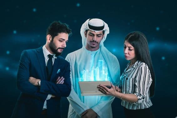 دو مرد اور ایک عورت ہولوگرام کا جائزہ لے رہے ہیں۔