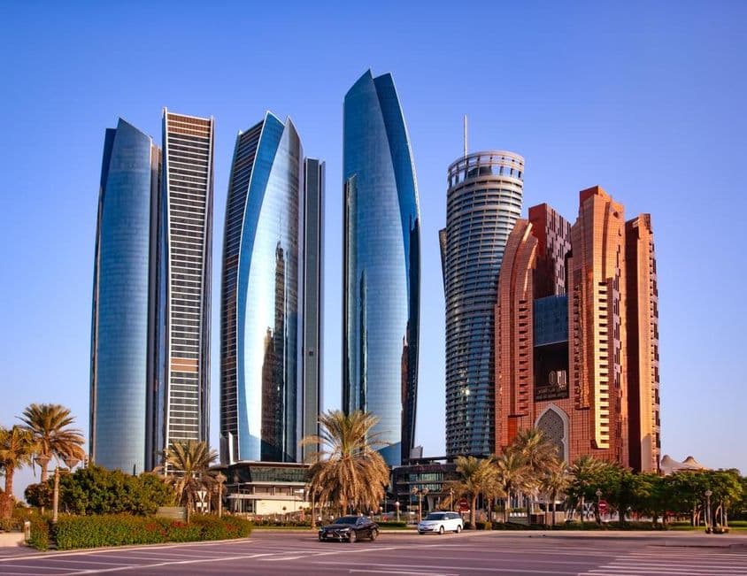 ابو ظبی کی فلک بوس عمارتیں