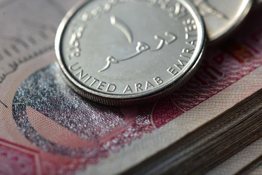 بینک نوٹوں کے اوپر دھات کا ایک درہم کا سکہ۔