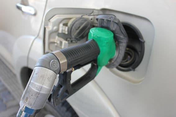 سفید کار میں گیس سٹیشن پر ایندھن بھرنے کا عمل