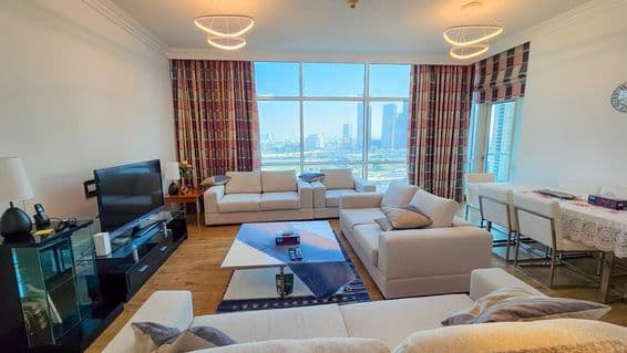 دبئی کے اپارٹمنٹ کے لونگ روم کی جگہ۔