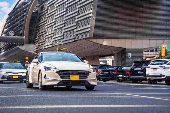 دبئی کی سڑک کا منظر جس میں کاریں ہیں۔