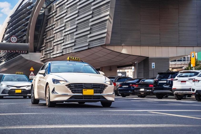 دبئی کی سڑک کا منظر جس میں کاریں ہیں۔