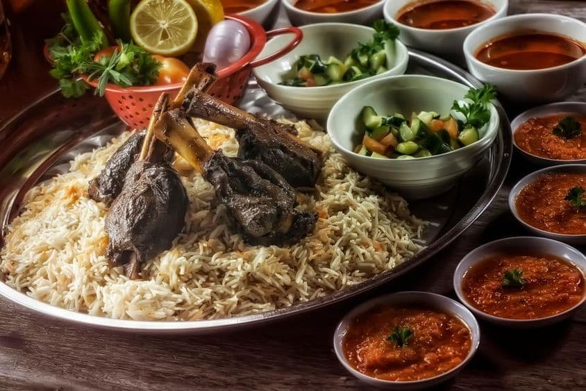 چاول کے ساتھ لیمب شینک، سالادی اور میٹھا شامل ہے۔