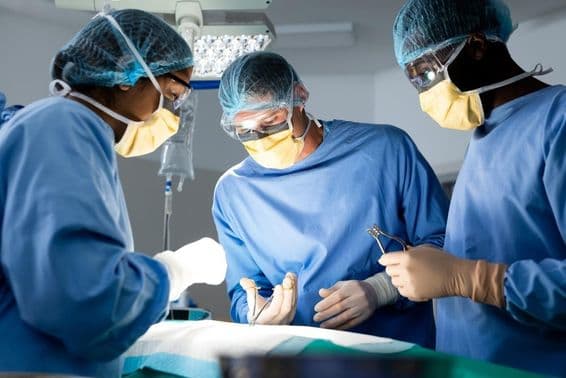 آپریشن روم میں کام کرتی ہوئی میڈیکل ٹیم۔