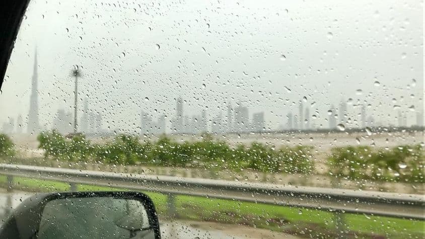 گاڑی کی کھڑکی پر پانی کی بوندیں.