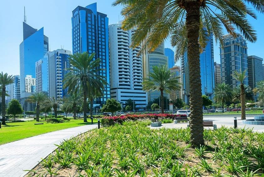 ابو ظہبی کی فلک بوس عمارتیں۔