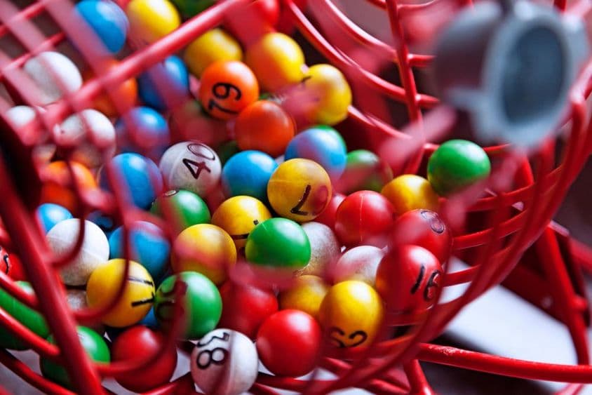 ٹوکری میں گیندوں پر لاٹری نمبرز۔