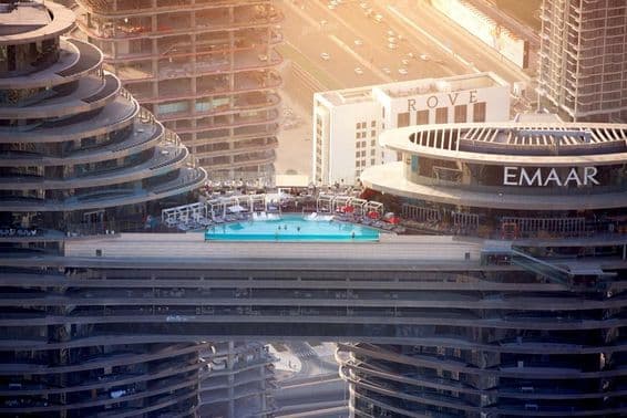 دھوپ میں فلک بوس عمارت کا پول۔