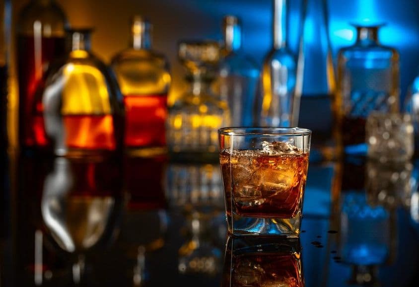 بار میں کالے میز پر برف کے ساتھ وسکی۔