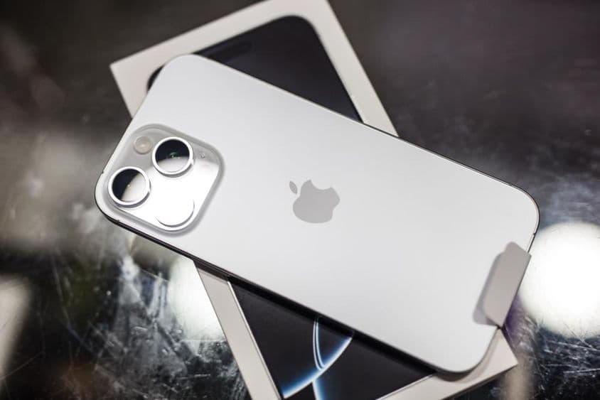 آئی فون اپنے ڈبے پر میز پر رکھا ہوا