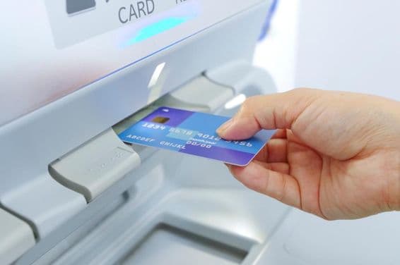 بینک کارڈ کے ساتھ اے ٹی ایم سے نقدی نکالنا۔