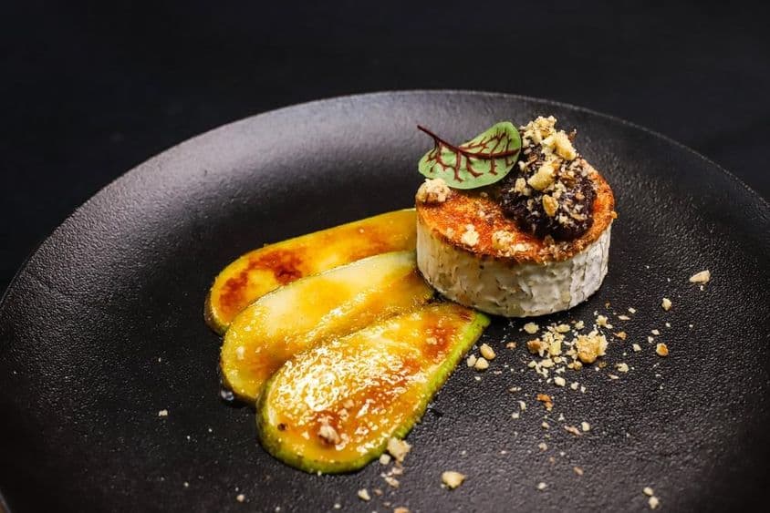 گرلڈ بکرے کے پنیر کے ساتھ کارملائیزڈ ناشپاتی جو شاندار کھانے کے سٹائل میں پیش کیا گیا ہے