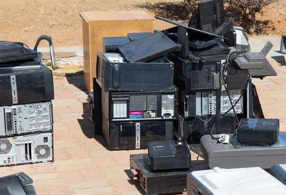 الیکٹرانک فضلہ، ری سائیکلنگ کے انتظار میں۔