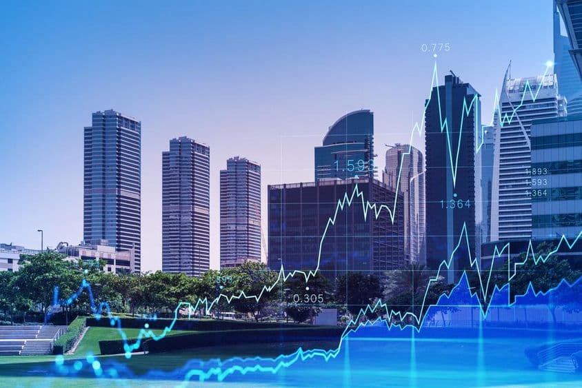 دبئی کا شہر نظارہ، جس کے سامنے اسٹاک کی بڑھتی ہوئی چارٹ موجود ہے۔