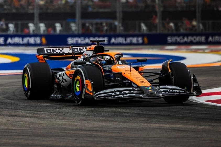 میک لارن فارمولا 1 ریسنگ کار۔