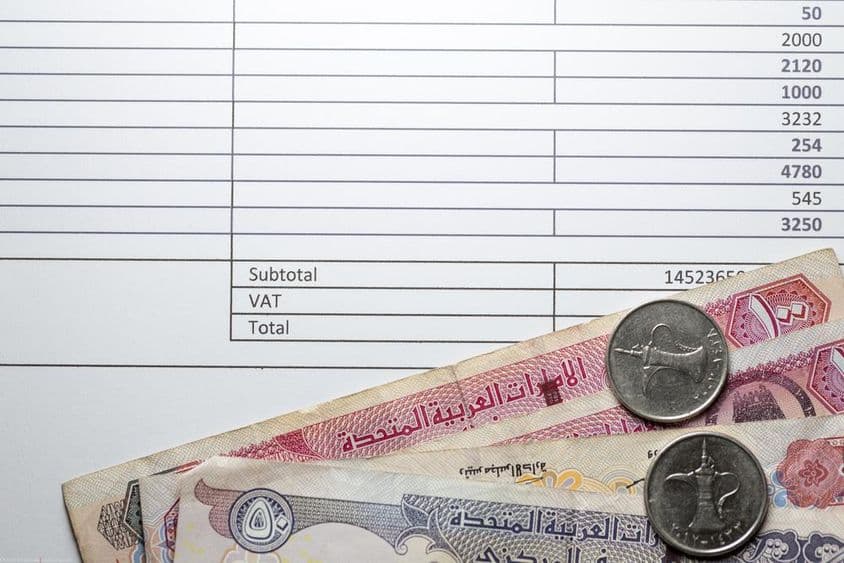 درہم نوٹ، کچھ سکے، چپی ہوئی کاغذ پر ٹیکس حساب کتاب