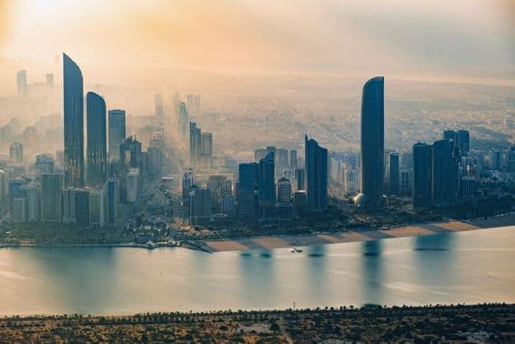 ابو ظہبی اسکائی لائن کا فضائی منظر۔