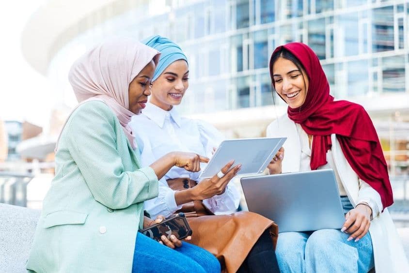 دبئی کے طلباء اسکول کے صحن میں مطالعہ کر رہے ہیں۔