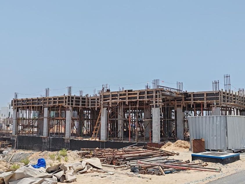 دبئی میں زیر تعمیر عمارت۔