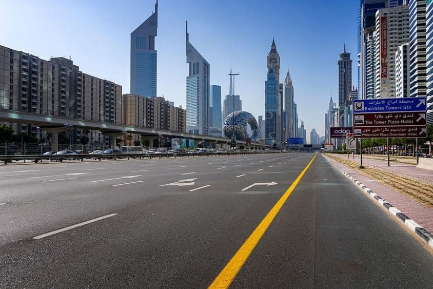 دبئی کی سڑک، پس منظر میں مستقبل کے میوزیم کے ساتھ۔