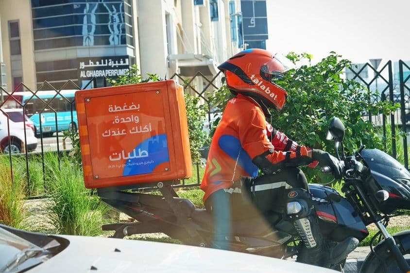 سڑک پر کام کرتے ہوئے فوڈ ڈیلیوری سوار۔