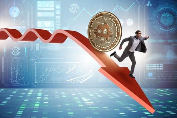 بٹ کوائن کی قیمت میں کمی کے دوران کاروباری شخص کے پیچھے دوڑتا ہوا۔